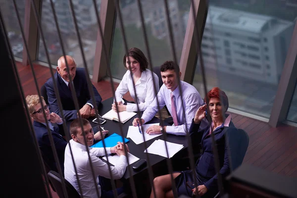 业务人小组在现代明亮办公会议上 — 图库照片