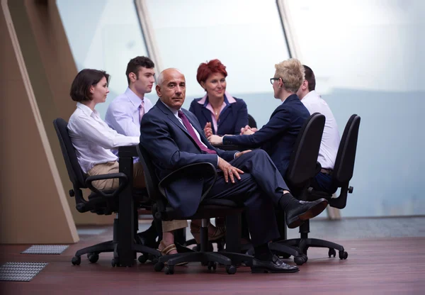 Affärsgrupp människor på möte på moderna ljusa kontor — Stockfoto