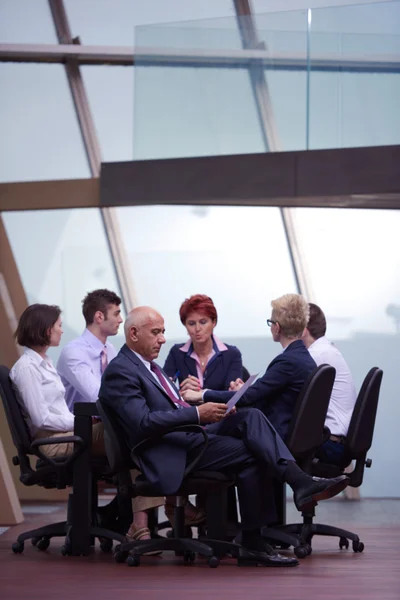 Grupo de gente de negocios en la reunión en la oficina brillante moderna — Foto de Stock