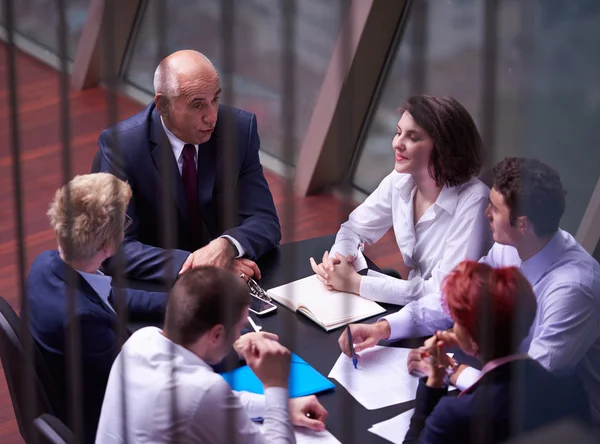 Grupo de gente de negocios en la reunión en la oficina brillante moderna —  Fotos de Stock