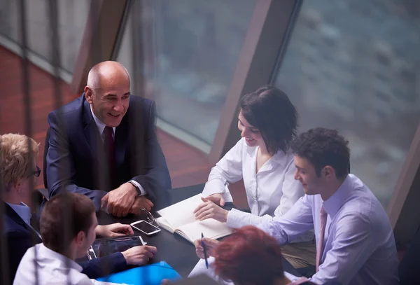 Grupo de gente de negocios en la reunión en la oficina brillante moderna — Foto de Stock