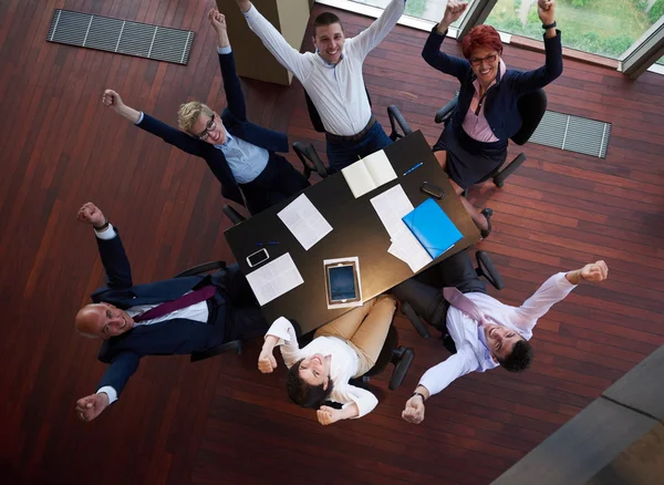 Vista superior de la gente de negocios grupo lanzando dociments en aire — Foto de Stock