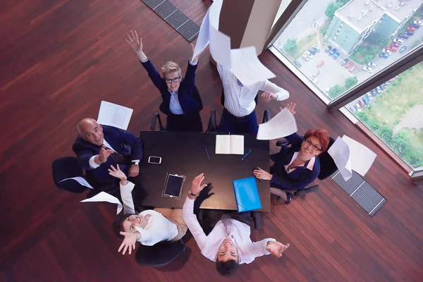 Geschäftsleute werfen Doktortitel in die Luft — Stockfoto