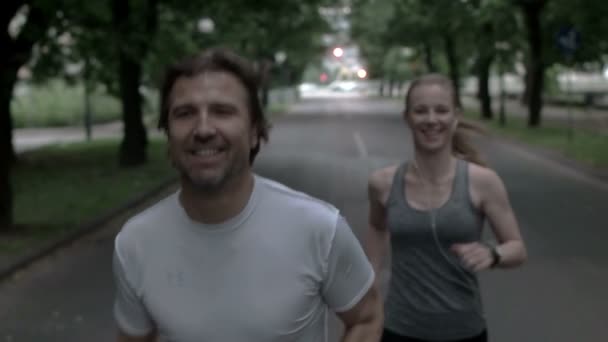 Jogging en couple tôt le matin — Video