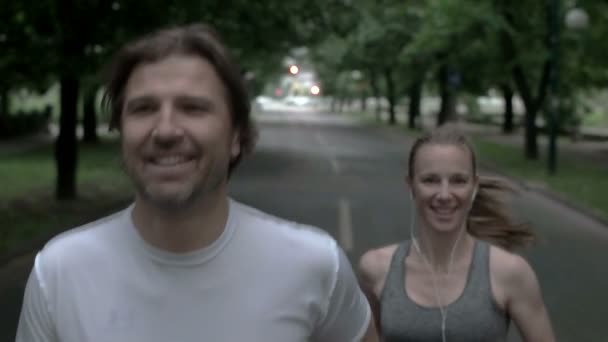 Coppia che fa jogging al mattino presto — Video Stock