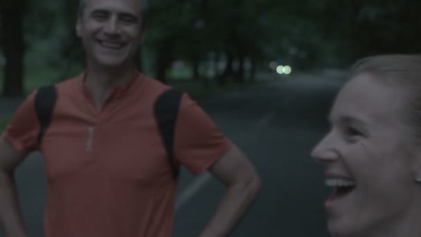 Skupina přátel dělá přestávku po joggingu v parku — Stock video
