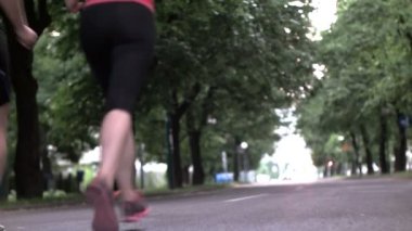 Çift sabahın erken saatlerinde koşuyor.