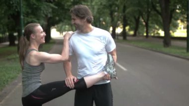 Çift sabahın erken saatlerinde koşuyor.