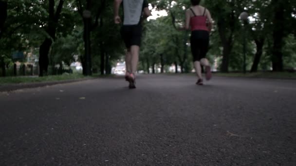 Pareja corriendo a primera hora de la mañana — Vídeo de stock