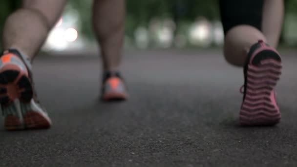 Pareja corriendo a primera hora de la mañana — Vídeo de stock