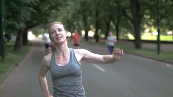 Retrato de la mujer que trota — Vídeo de stock