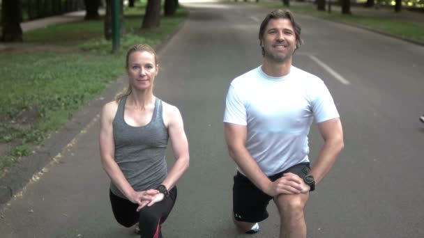 Paar joggt am frühen Morgen — Stockvideo
