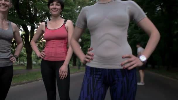 Grupa przyjaciół robi przerwę po joggingu w parku — Wideo stockowe