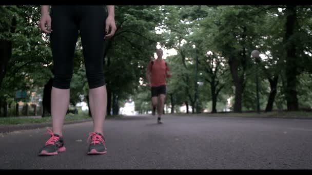 Paar joggen in de vroege ochtend — Stockvideo