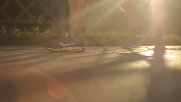 Jogging kvinna vilar — Stockvideo