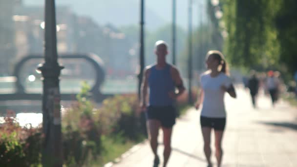 Pareja en reposo matutino después del jogging — Vídeos de Stock