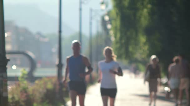 Para na wczesnym rannym odpoczynku po joggingu — Wideo stockowe