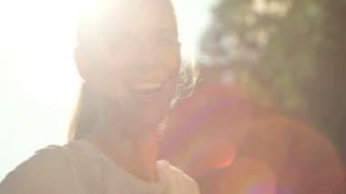 Taze yaz koşusu yapan bir kadın