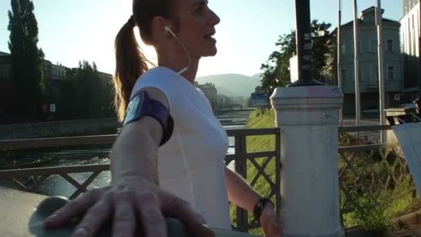 Mujer corriendo en verano fresco — Vídeo de stock