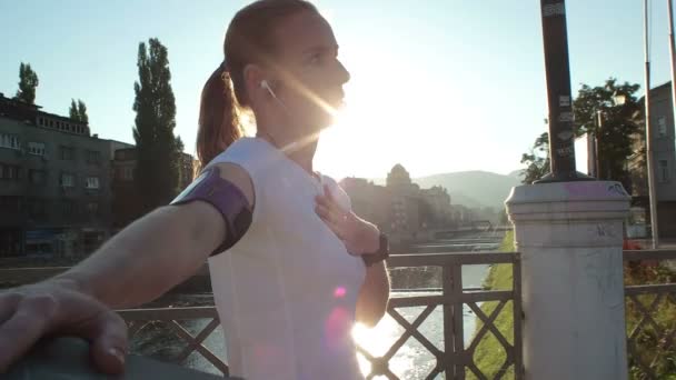 Donna che fa jogging su estate fresca — Video Stock
