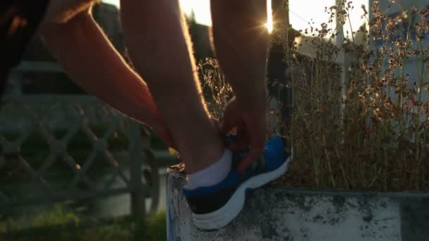 Sabahları yakışıklı koşucunun portresi — Stok video