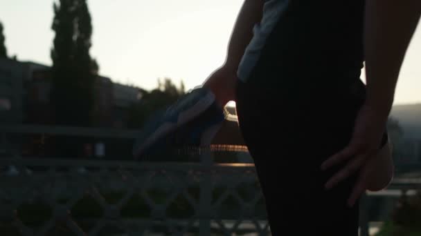 Porträt einer schönen Joggerin am Morgen — Stockvideo