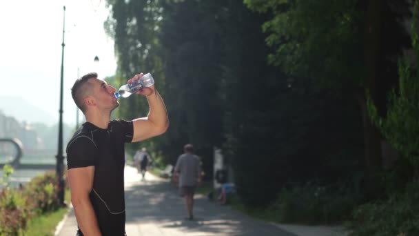 Retrato de corredor guapo por la mañana — Vídeo de stock