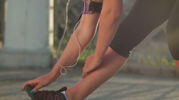 Mujer corriendo en verano fresco — Vídeo de stock