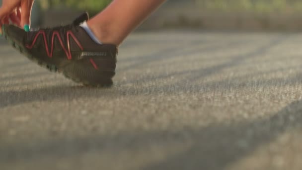 Mujer corriendo en verano fresco — Vídeo de stock