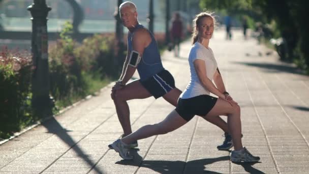 Jogging pareja estiramiento — Vídeos de Stock