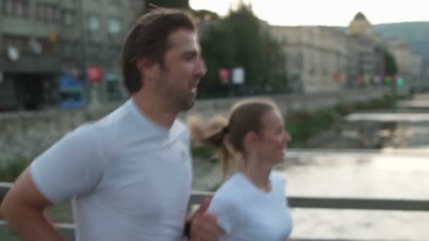 Gezond koppel joggen — Stockvideo