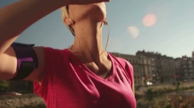 genç kadın koşu sonra bir su içme