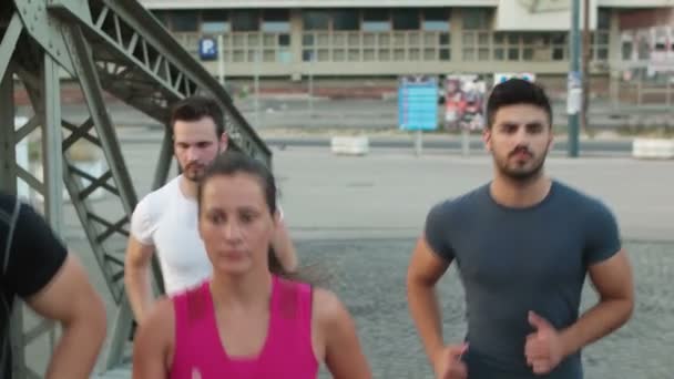 Група людей, біг підтюпцем — стокове відео