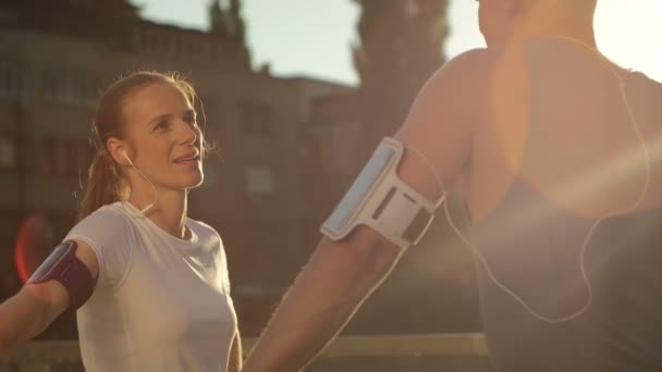 Jogging casal planejamento rota de corrida — Vídeo de Stock