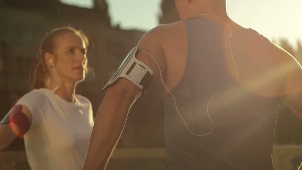 Jogging casal planejamento rota de corrida — Vídeo de Stock