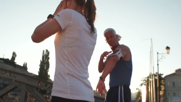 Jogging couple planification course itinéraire — Video