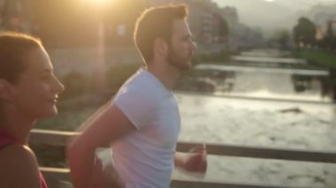 Koşu planı yapan çift.