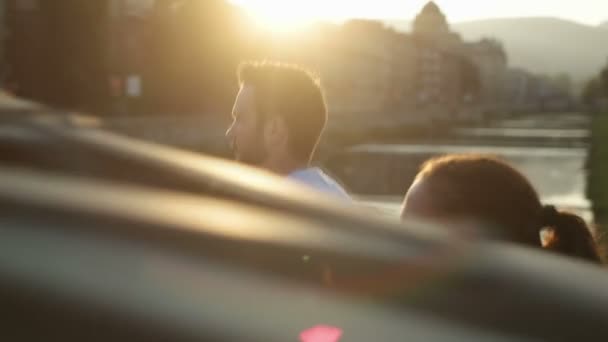 Jogging casal planejamento rota de corrida — Vídeo de Stock