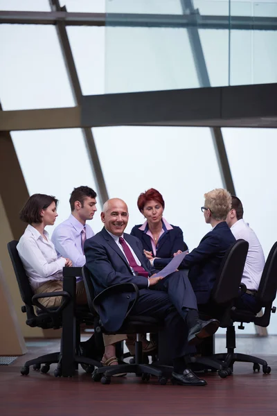 Affärsgrupp människor på möte på moderna ljusa kontor — Stockfoto