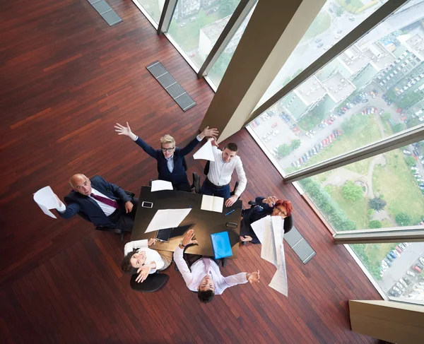 Geschäftsleute werfen Doktortitel in die Luft — Stockfoto