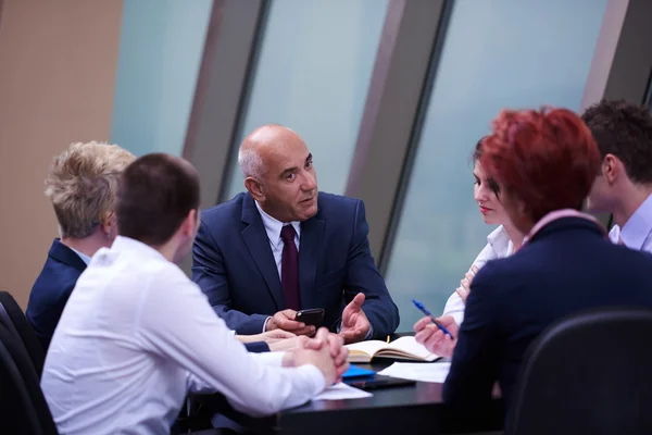 Бізнесмени групуються на зустрічі в сучасному яскравому офісі — стокове фото