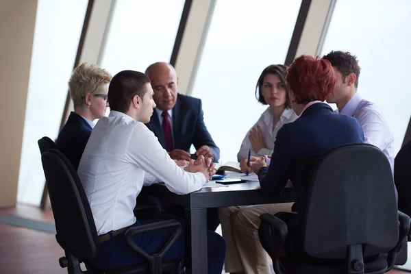 Grupa ludzi biznesu na spotkanie w biurze nowoczesne jasne — Zdjęcie stockowe