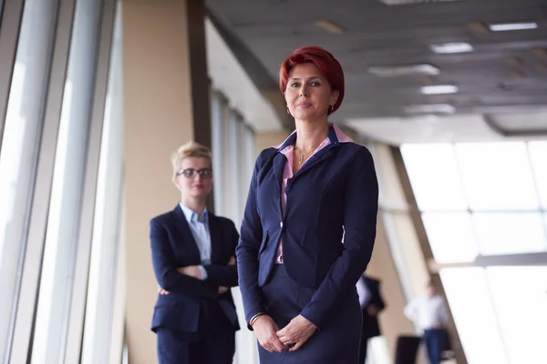 Бизнес женщина гуп в современном светлом офисе — стоковое фото