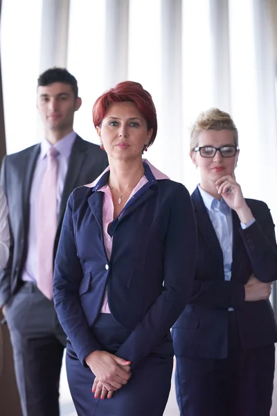 Diversi uomini d'affari gruppo con i capelli rossi donna di fronte — Foto Stock