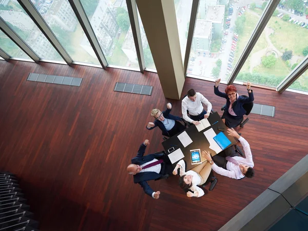 Vista dall'alto di uomini d'affari gruppo gettando dociments in aria — Foto Stock