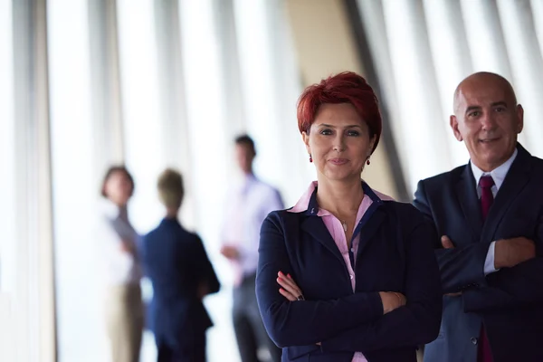 Ποικίλες αυτές επιχειρηματικές ομάδα ανθρώπων με redhair γυναίκα μπροστά — Φωτογραφία Αρχείου