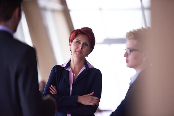 Geschäftsleute treffen sich in modernem hellen Büro — Stockfoto