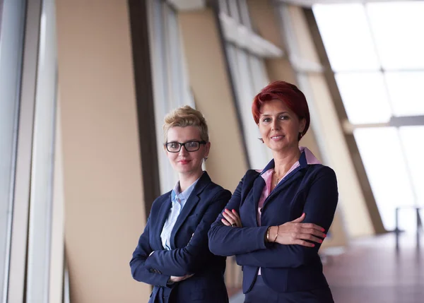 Geschäftsfrau trifft sich in modernem hellen Büro — Stockfoto