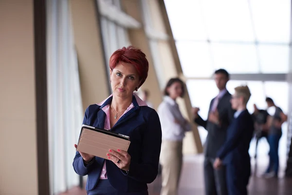 チームのリーダーとして前にタブレットをオフィスでビジネスの女性 — ストック写真