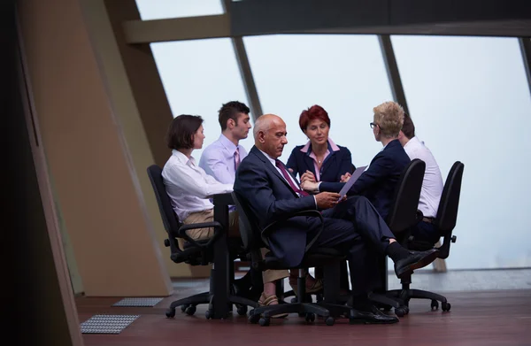 Grupo de gente de negocios en la reunión en la oficina brillante moderna — Foto de Stock